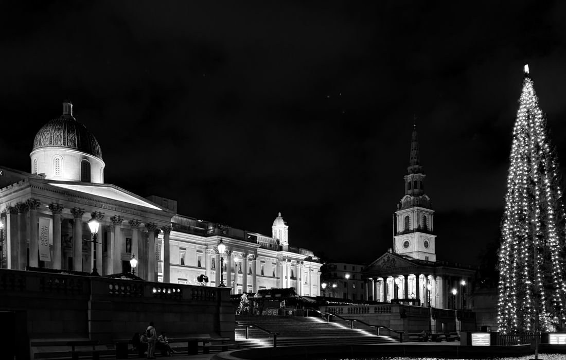 Trafalgar Square and the National Gallery lit up at Christmas, free things to do in London