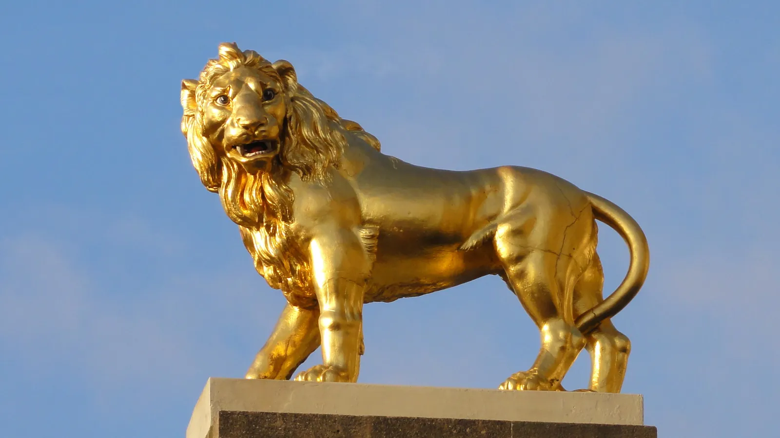 Lion Gate statue outside Twickenham Stadium - Heathrow to Twickenham transfer