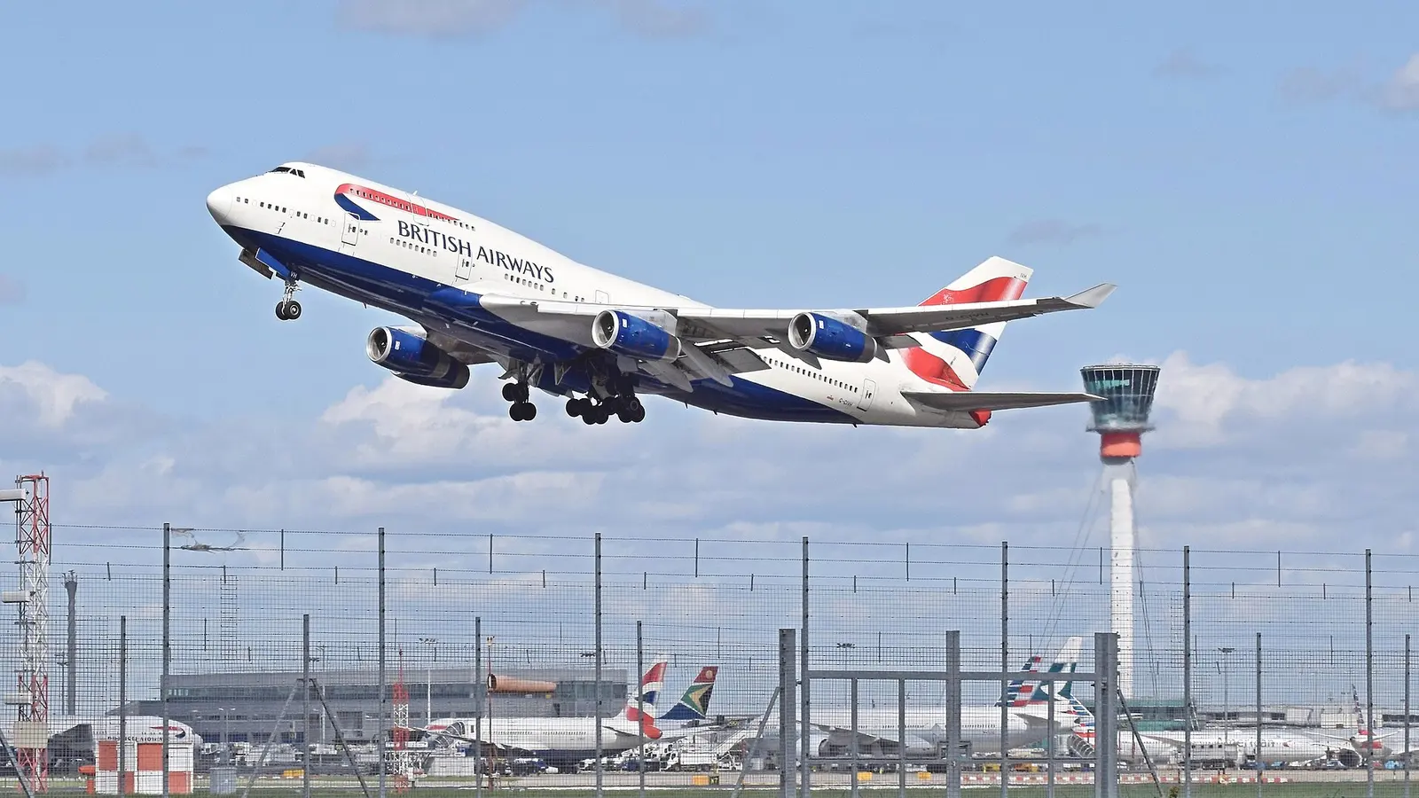 Aircraft landing at Heathrow