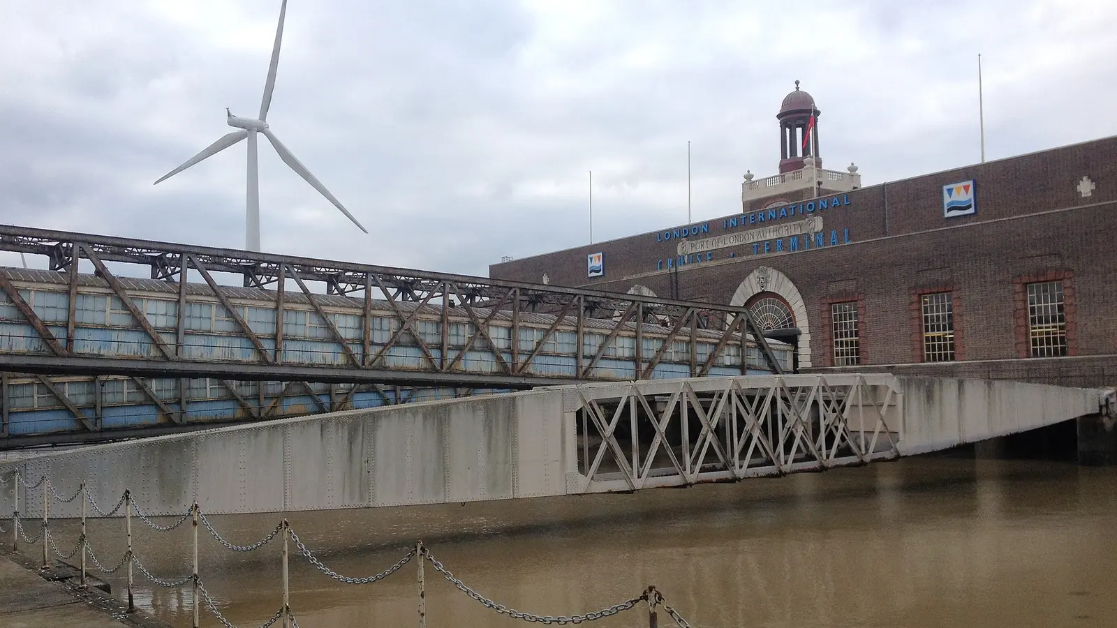 London International Cruise Terminal, Tilbury - pickup area for Tilbury cruise terminal to London taxis